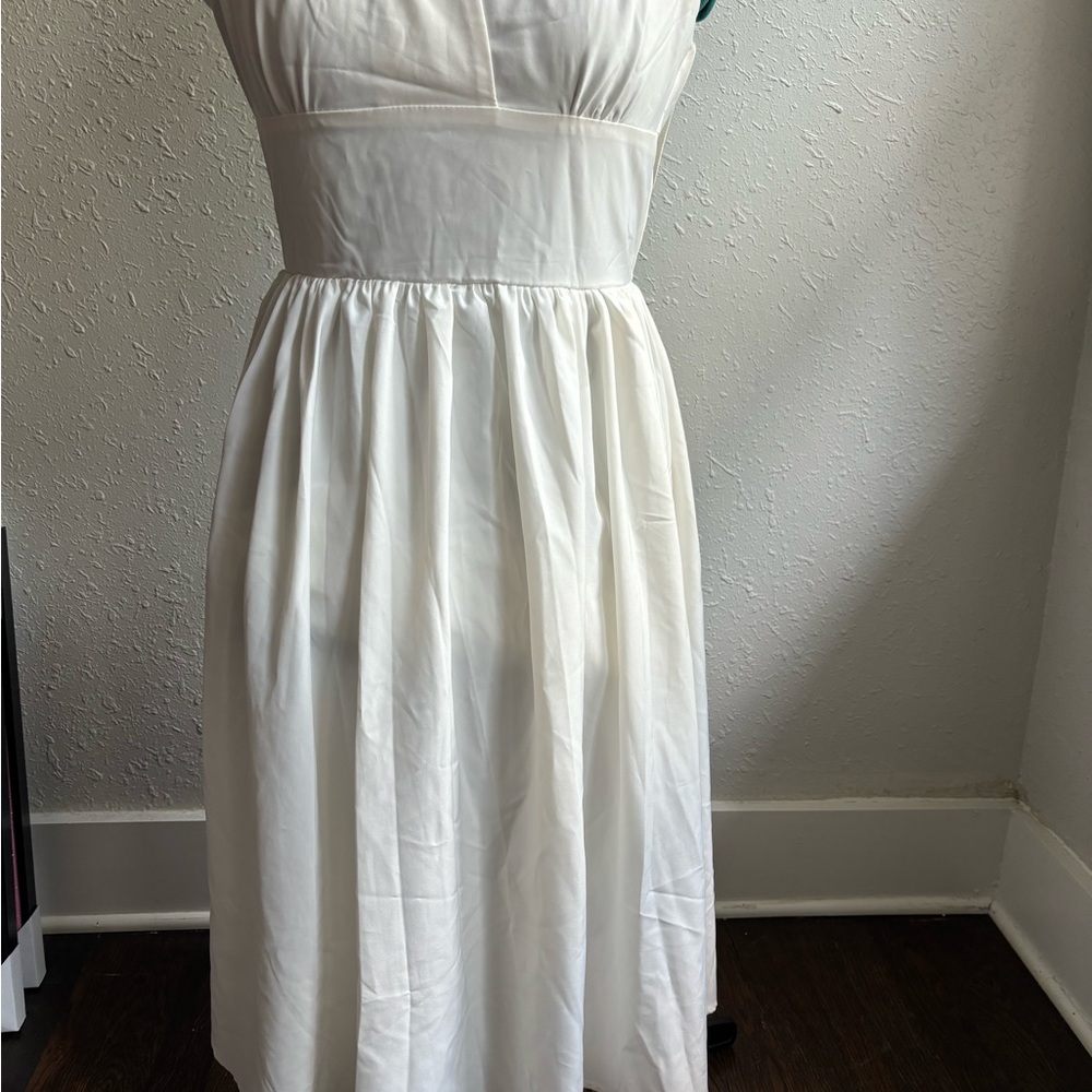 Elegant White Sleeveless Dress